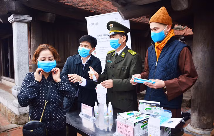 Sư trụ trì tại chùa Hoa Yên, Yên Tử chung tay cùng Ban quản lý di tích Yên Tử chống dịch nCoV