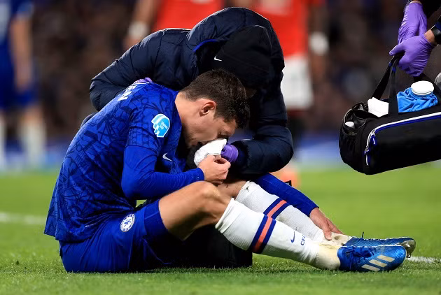  Andreas Christensen bị vỡ mũi sau pha va chạm với Martial.