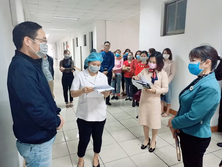 các ban ngành chức năng thành phố Uông Bí hỏi thăm và kiểm tra tình hình sức khoẻ của các chuyên gia Trung Quốc làm việc tại Công ty TNHH Sao Vàng chi nhánh Uông Bí sau thời gian cách ly