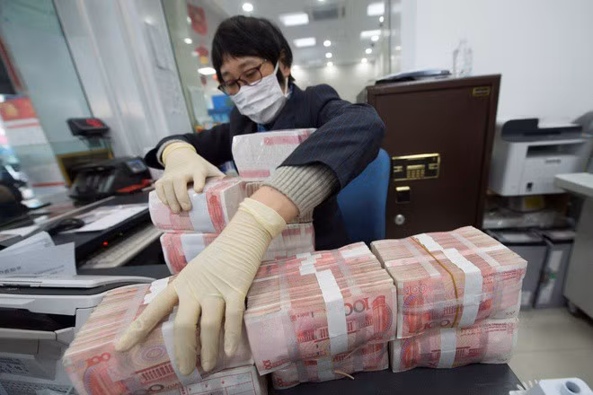 Trung Quốc tiêu hủy, khử trùng tiền mặt tại các vùng dịch. (Ảnh: Reuters)