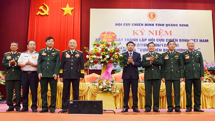 Bí thư tỉnh ủy, chủ tịch HĐND tỉnh Nguyễn Xuân ký tặng hoa chúc mừng Hội CCB tỉnh nhân kỷ niệm 30 năm thành lập Hội CCB Việt Nam (1989-2019). Ảnh: Thanh Hằng.