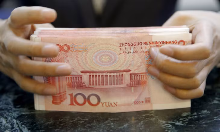 Cọc tiền được kiểm kê tại một chi nhánh ngân hàng ở Bắc Kinh. Ảnh: Reuters.