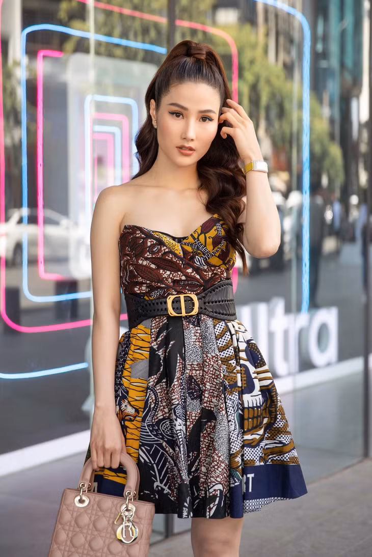 Chiều ngày 19/2, Diễm My 9x vừa trở về TP. HCM tham dự một sự kiện cùng với dàn sao siêu hot như siêu mẫu Thanh Hằng, ca sĩ Quang Vinh, Hoa hậu Đỗ Mỹ Linh, Châu Bùi, Quỳnh Anh Shyn…