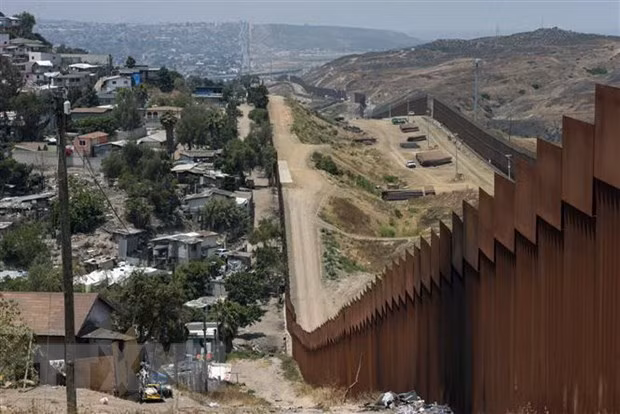Hàng rào biên giới giữa Mỹ và Mexico tại Tijuana, Baja California, Mexico. (Ảnh: AFP/TTXVN)
