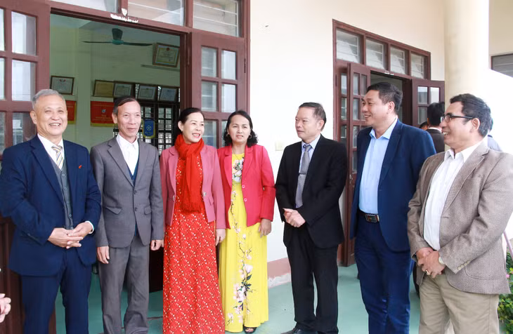 Đảng viên chi bộ thôn Đông Hải, xã Đông Xá cùng nhau trao đổi về công tác xây dựng Đảng, hệ thống chính trị tại địa phương. Ảnh: Mạnh Trường