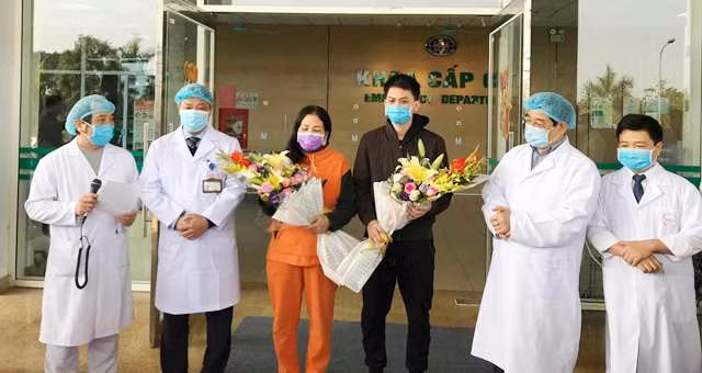 2 bệnh nhân nhiễm Covid-19 được ra viện trong sáng 18/2. (Ảnh: suckhoedoisong.vn)