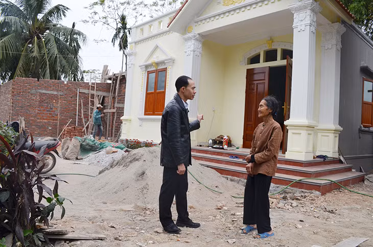 Cán bộ Phòng Lao động - Thương binh và Xã hội TX Quảng Yên đến năm và động viên gia đình bà Đinh Thị Nụ, thôn 2, xã Hiệp Hòa
