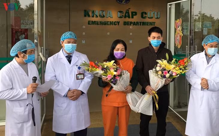 Thêm hai bệnh nhân chiến thắng Covid-19 ra viện.