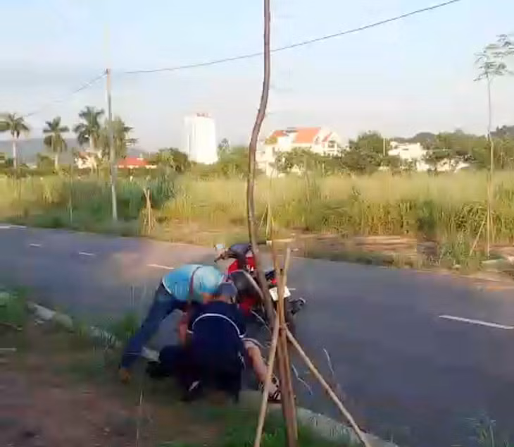 Lực lượng Công an TP Hạ LOng đấu tranh khống chế đối tượng tàng trữ sử dụng chất ma túy trên địa bàn phường Cao Xanh.
