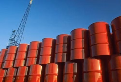 Giới chuyên gia dự báo giá dầu mỏ toàn cầu trong năm 2020 có thể sụt giảm. Ảnh: AP/TTXVN