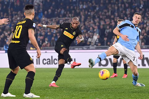 Ashley Young ghi bàn đầu tiên cho Inter Milan.