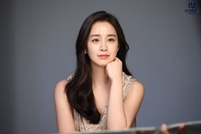 Kể từ sau khi sinh con, Kim Tae Hee dành thời gian chăm sóc gia đình và không tham gia các dự án phim.