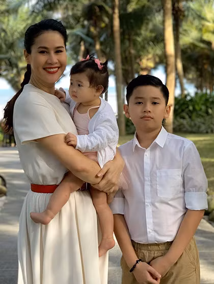 Thân Thúy Hà bên hai con: bé Duy Anh (10 tuổi) và bé Hera (một tuổi). Ảnh: T.T.H.