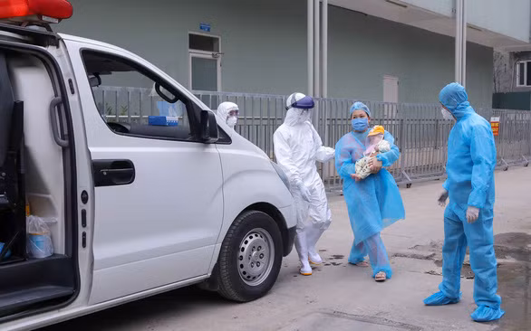 Bệnh nhi 3 tháng tuổi mắc COVID-19 ra viện - Ảnh: VIỆT DŨNG (Tuổi trẻ)
