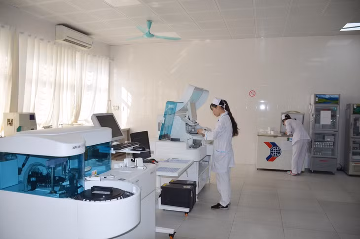 Các thiết bị xét nghiệm được đầu tư hiện đại tại TTYT TX Quảng Yên.