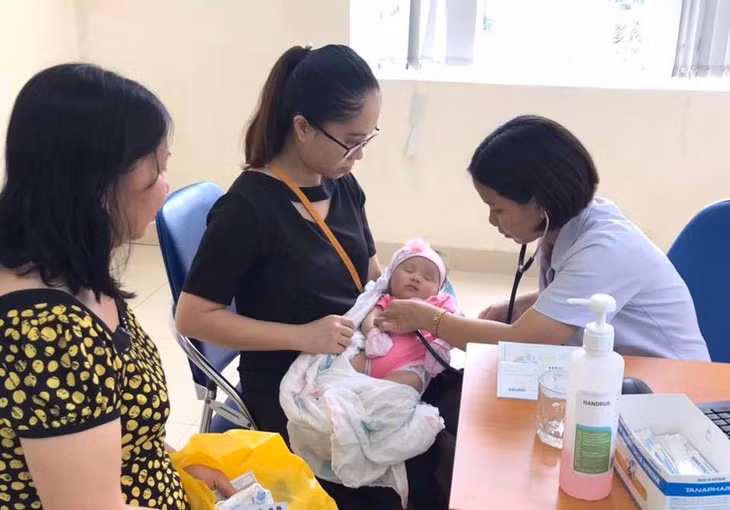 Bác sĩ tại Bệnh viện Sản Nhi Quảng Ninh khám sàng lọc sau sinh.