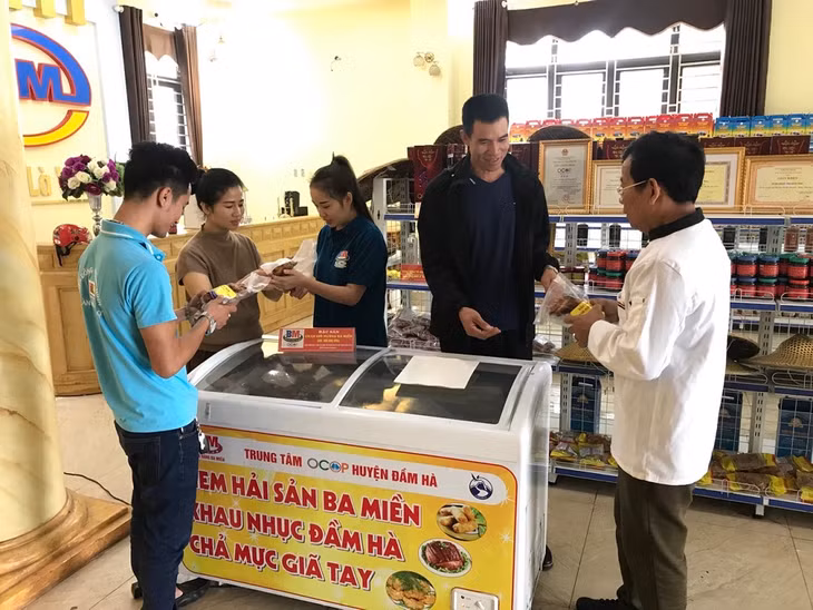 Điểm bán hàng OCOP là một trong những nơi được huyện Đầm Hà đầu tư xây dựng, tạo ra các sản phẩm du lịch thu hút du khách. 