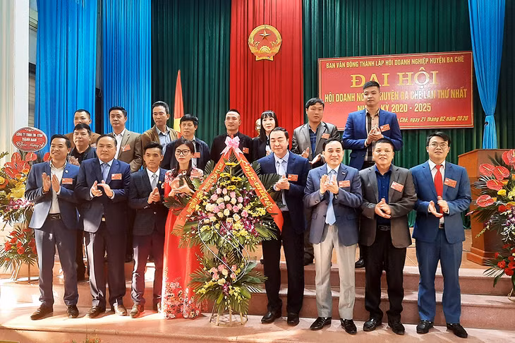 BCH Hội Doanh nghiệp huyện Ba Chẽ ra mắt và chụp ảnh lưu niệm với đại diện lãnh đạo huyện Ba Chẽ, Hiệp Hội Doanh nghiệp tỉnh