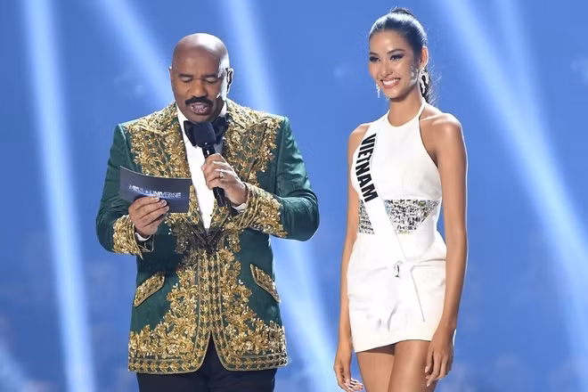 Hoàng Thùy trên sân khấu Miss Universe.