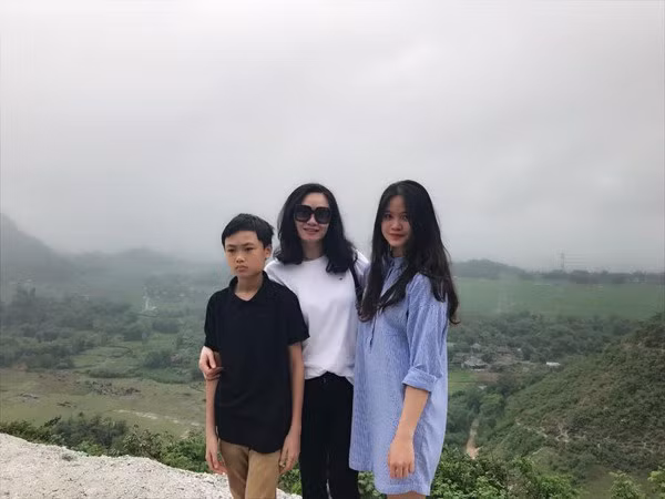 Quách Thu Phương và các con.