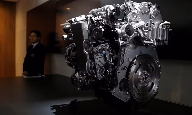 Động cơ Skyactiv-X của Mazda giới thiệu tại một sự kiện ở Tokyo Motor Show. Ảnh: Reuters.