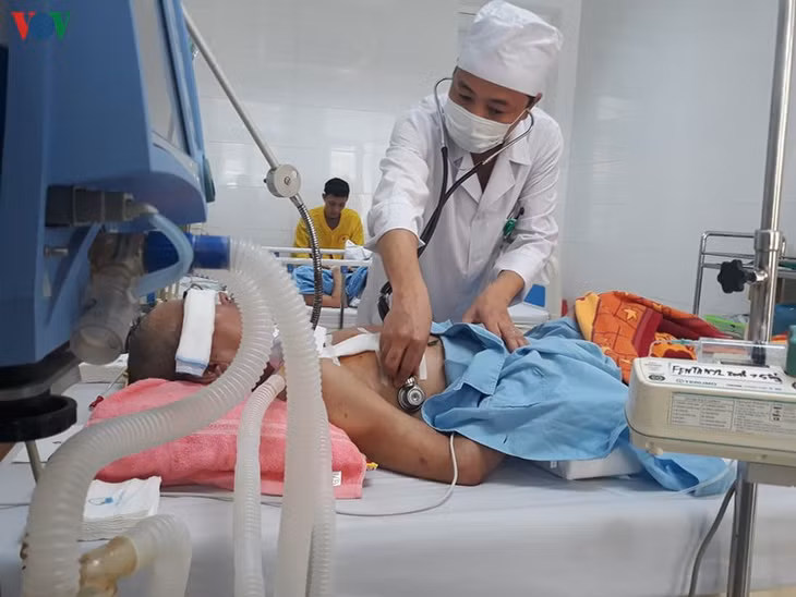  Bác sĩ Tiến điều trị cho bệnh nhân.