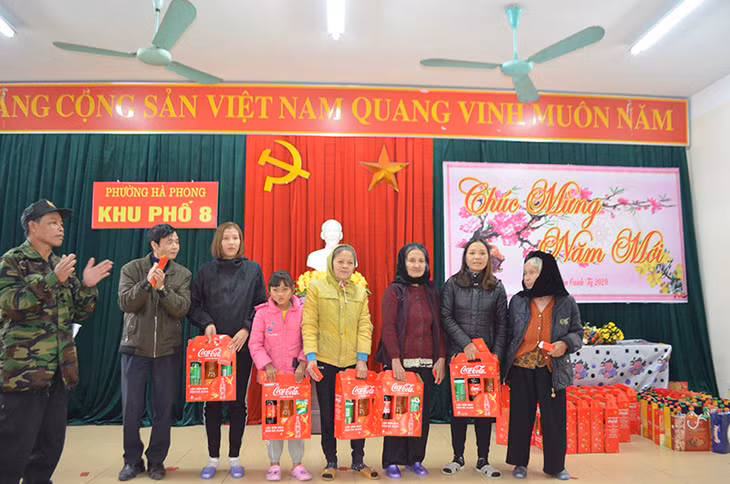 Nhân dân khu phố 8 nhận quà từ công ty Coca-Cola