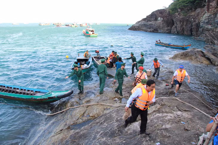  Để lên đảo Hòn Chuối, cánh phóng viên phải nhờ đến sự hỗ trợ của các chiến sĩ biên phòng.