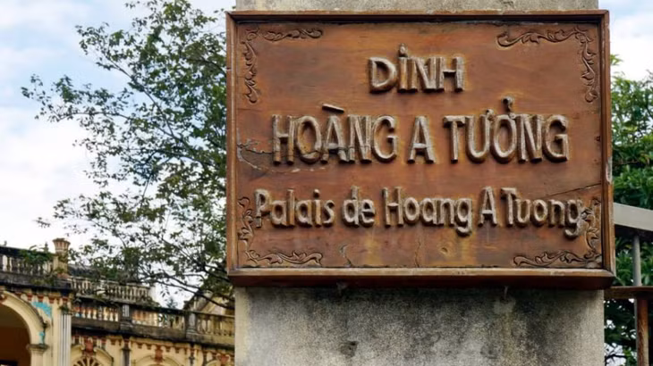  Tấm biển đồng còn nguyên bên cổng dinh.