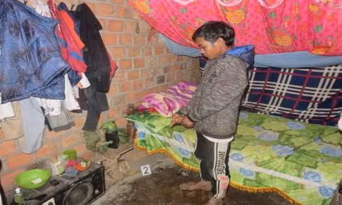  A Lãi diễn lại hành vi giết người.