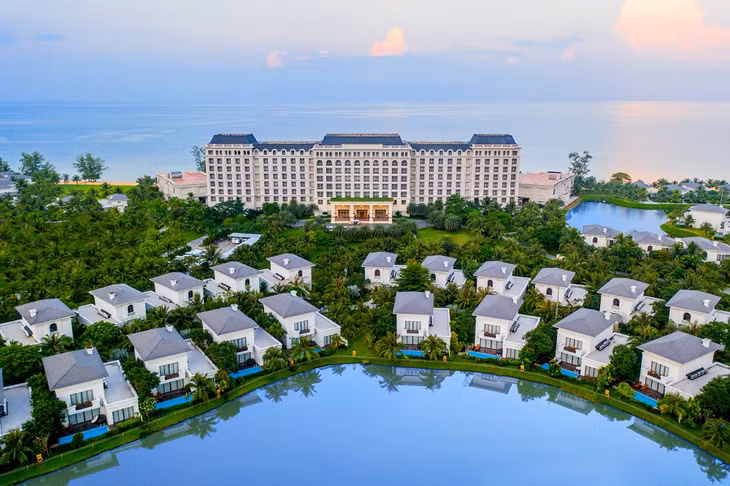 Hệ sinh thái dịch vụ của Vinpearl kết hợp cùng dịch vụ hàng không nội địa mang lại dịch vụ đẳng cấp – chu đáo và tiện lợi nhất cho khách hàng.