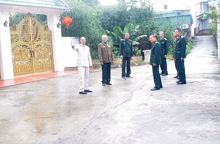 Chi hội CCB thôn Đông Thắng vận động làm tuyến đường liên xóm để giúp nhân dân đi lại thuận lợi.