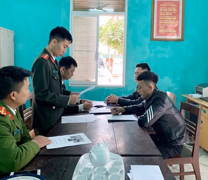 Công an TX Quảng Yên làm việc với đối tượng tung tin thất thiệt.