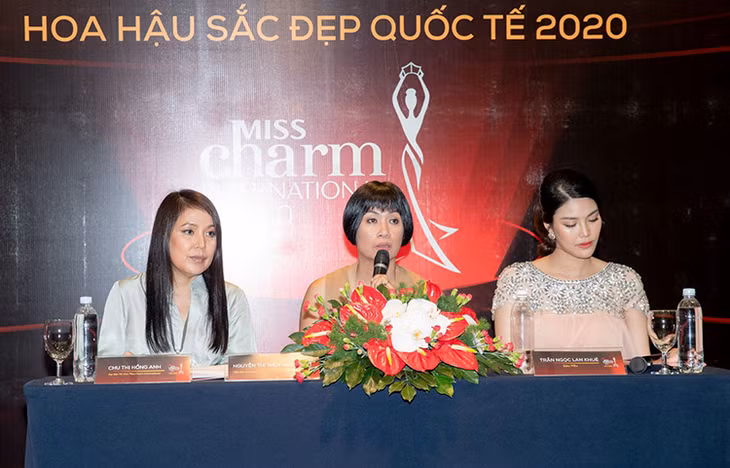Bà Thúy Nga (giữa) trong buổi họp báo cuộc thi. Ảnh: Misscharm.