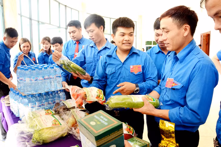 Các ĐVTN huyện Hải Hà trò chuyện, trao đổi kinh nghiệm trong phong trào phát triển kinh tế tại không gian trưng bày các mô hình kinh tế thanh niên trong khuôn khổ Đại hội Hội LHTN Việt Nam huyện Hải Hà nhiệm kỳ 2014-2019.