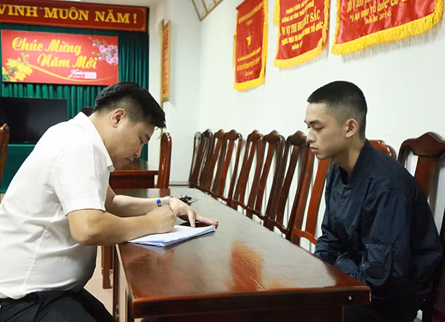 Nhóm thanh niên tại trụ sở công an. Ảnh: Trần Hồng