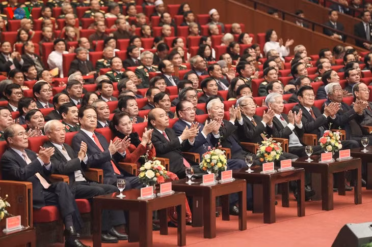 Các Lãnh đạo, nguyên Lãnh đạo Đảng, Nhà nước cùng các đại biểu dự Lễ kỷ niệm (Ảnh: Quang Vinh)