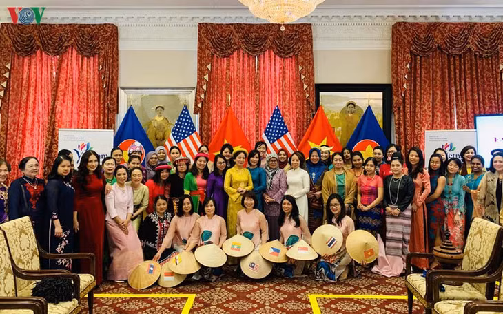 Các thành viên hội cùng chụp ảnh lưu niệm.