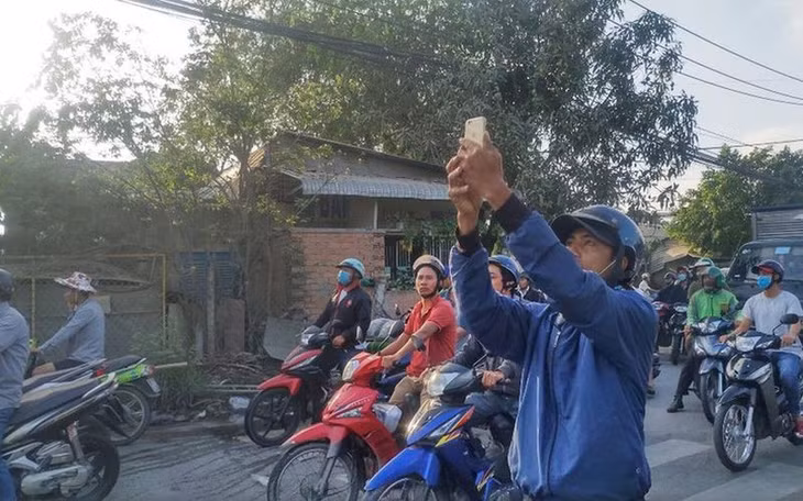  Người dân hiếu kỳ ghi lại cảnh lực lượng chức năng truy bắt Tuấn 