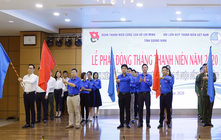 Bí thư Tỉnh Đoàn Lê Hùng Sơn trao cờ lệnh cho các đội hình thanh niên tình nguyện trong lễ khởi động Tháng Thanh niên 2020. Ảnh: Bá Trinh (CTV).