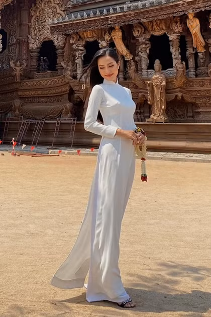 Hoài Sa đi lễ chùa ở đất Thái. Ảnh: Hoài Sa.