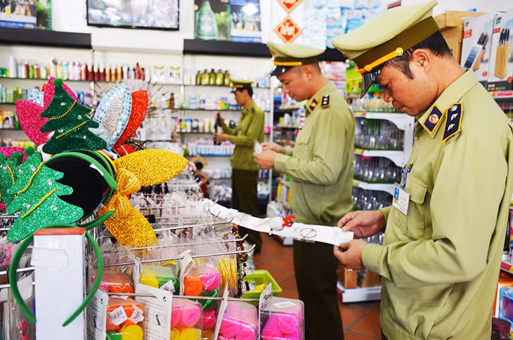 Lực lượng QLTT TX Quảng Yên kiểm tra việc niêm yết giá hàng hóa của 1 cơ sở kinh doanh trên địa bàn TX Quảng Yên