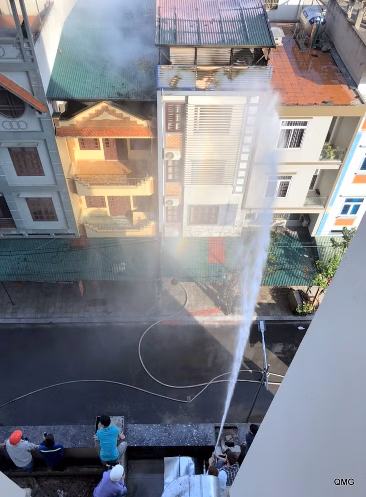 Đám cháy xảy ra tại ngôi nhà 5 tầng