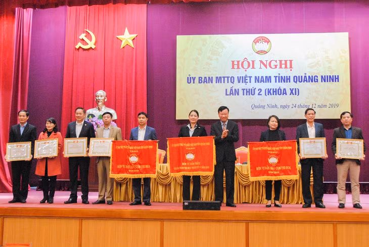 Ủy ban MTTQ tỉnh tặng thưởng cờ thi đua, bằng khen cho các tập thể, cá nhân có thành tích xuất sắc trong công năm mặt trận năm 2019.