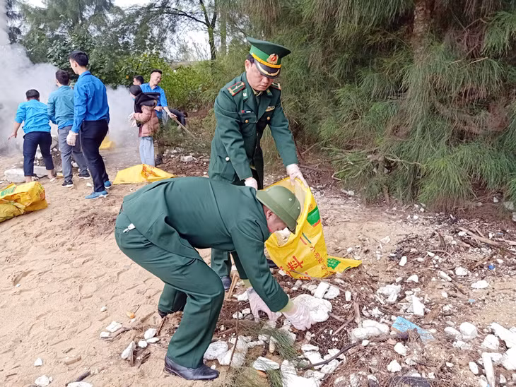 Ngay trong buổi sáng ngày 29/2, các đoàn viên thanh niên đã làm sạch hơn 5 km chiều dài bãi biển, thu gom hơn 6 m3 rác các loại.