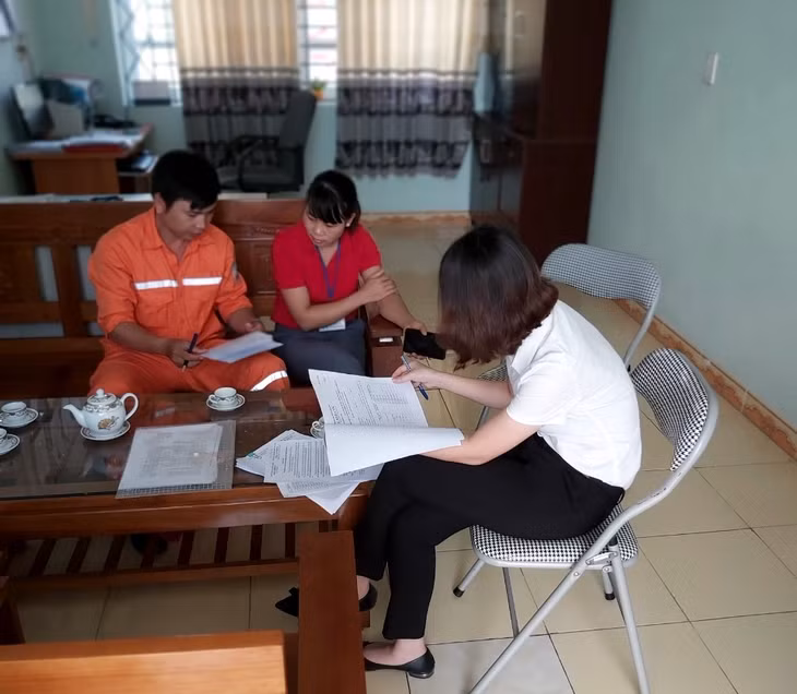 Công nhân Điện lực huyện Bình Liêu
