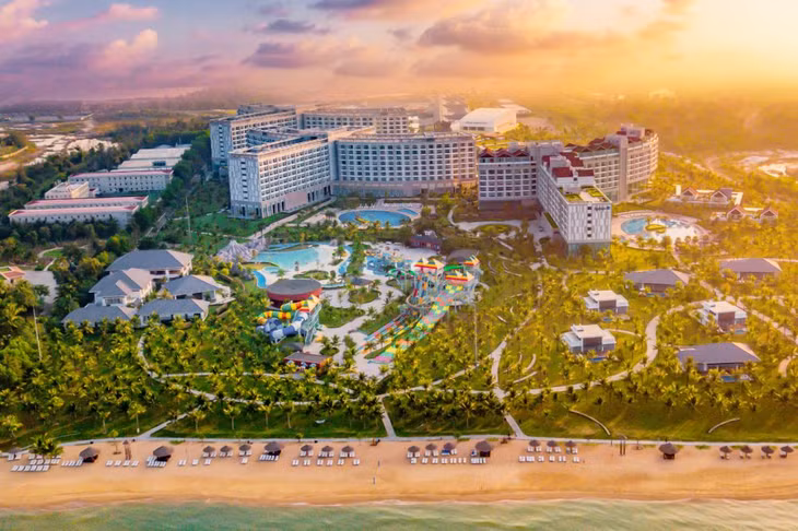 Hệ sinh thái dịch vụ của Vinpearl kết hợp cùng dịch vụ hàng không nội địa mang lại dịch vụ đẳng cấp – chu đáo và tiện lợi nhất cho khách hàng.