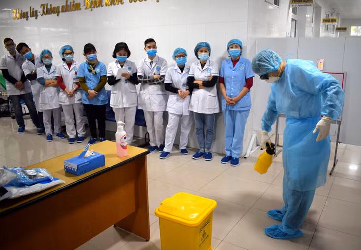 Các nhân viên y tế phục vụ công tác chống dịch đang thực hành việc mặc và xử lý bảo hộ khi có dịch