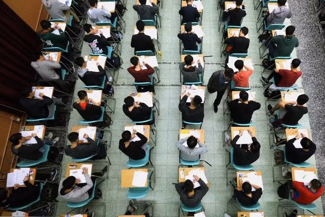 Các bài thi tuyển sinh đại học tại Hong Kong (HKDSE) vẫn được tổ chức theo kế hoạch nhưng hoãn một số môn. (Ảnh: SCMP)
