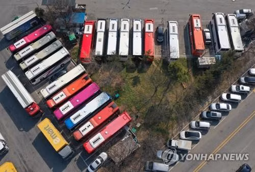 Các xe bus đỗ ở Daegu, cách thủ đô Seoul 300 km về phía đông nam ngày 20/2/2020. Ảnh: Yonhap
